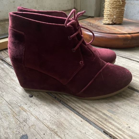 Tom’s burgundy wedges - Picture 3 of 6
